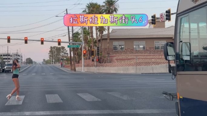 捷克街头搭讪-齐刘海蓝色马尾的婚纱调酒师